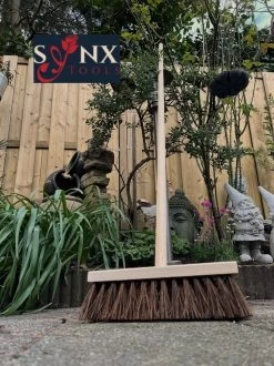 Synx Tools Stadsbezem 30 Cm - Bezem - Buitenveger - Veger - Steel 150 Cm - Harde Natuurvezels - Straatbezem - Bezems - Buitenbezem - Tuinbezem